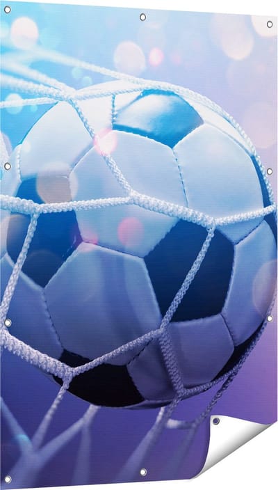 Gards Tuinposter Voetbal Bal Door het Goal Heen - 80x120 cm - Tuindoek - Tuindecoratie - Wanddecoratie buiten - Tuinschilderij