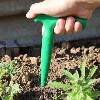 Decopatent - Pootijzer Kunststof - Donkergroen Planthulp voor Bloembollen Planten, Zaaien & Verplanten - Pootstok / Verspeenstok - Handige Bollenplanter - 11x2,9x17 Cm - Kleur: Donker Groen