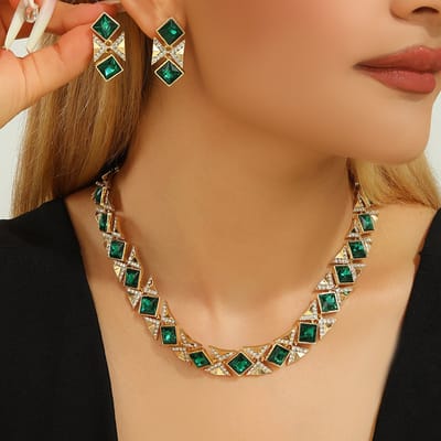 Sieradenset / Suikerklontje-vormige ketting en oorbellen met kleurvlakken / Volledig met diamanten en edelstenen bezette choker en oorbellen