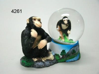 Geharo Sneeuwbol chimpansee - hoogte 10 cm - diameter 4,5 cm - polystone en glas