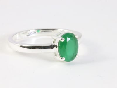 Fijne hoogglans zilveren ring met smaragd - maat 15.5