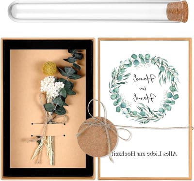 Geldcadeau voor bruiloft met kaart, geschenkdoos en gedroogde bloemen voor het bruidspaar