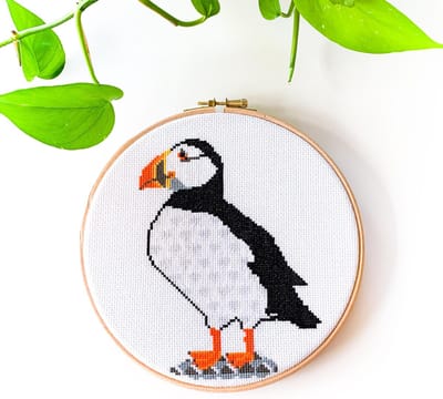 Papegaaiduiker borduurpakket - Puffin telpakket - Dieren borduurpakket inclusief borduurring, DMC garen, hoge kwaliteit AIda borduurstof en naald