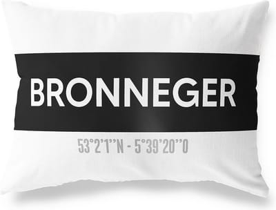 Tuinkussen BRONNEGER - DRENTHE met coördinaten - Buitenkussen - Bootkussen - Weerbestendig - Jouw Plaats - Studio216 - Modern - Zwart-Wit - 50x30cm