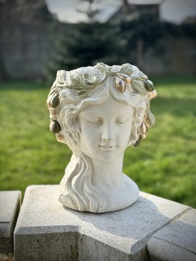 Cachepot dame met olijven wit/groen 30 cm hoog - bloempot - magnesium - tuinmeisje - hoogkwalitatieve kunststof - decoratiefiguur - interieur - accessoire - voor binnen en buiten - cadeau - geschenk - tuinfiguur - tuinbeeldje - tuindecoratie