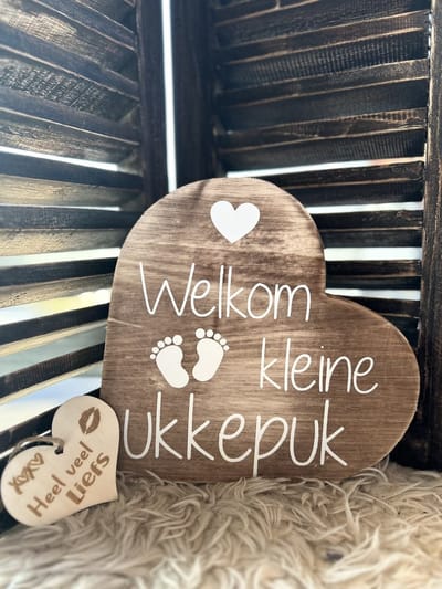 Creaties van Hier – Teksthart Welkom kleine ukkepuk met hartje - Natural - 25 cm – Kraamcadeau - baby