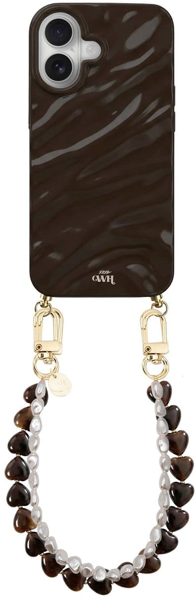 xoxo Wildhearts Brown Glaze telefoonhoesje met koord - geschikt voor iPhone 17 - Sweetheart Brown & Pearls - Dream hoesje met telefoonkoord - Glimmende silicone case met plooien - Hartjesketting met korte parelketting - Bruin