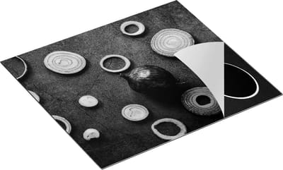 Chefcare Inductie Beschermer Gesneden Uien op een Zwarte Achtergrond - Zwart Wit - 60x50 cm - Afdekplaat Inductie - Kookplaat Beschermer - Inductie Mat