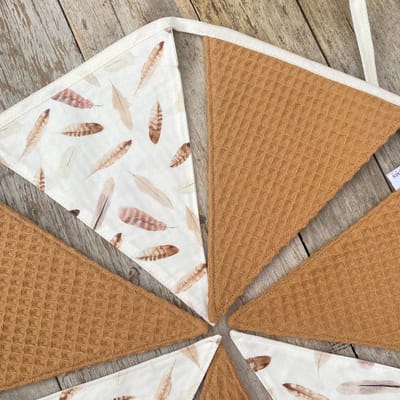 Vlaggenlijn – Camel Wafelstof met Naturel Veren – 100% Katoen – 195 cm – Kinderkamer & Feestdecoratie