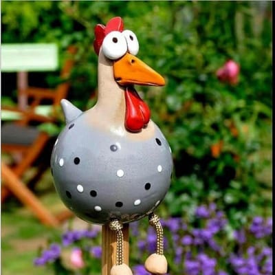 Tuinhek Kunst Decoratie, Kipbeeld met Grote Ogen, Houten Paal Sculptuur van Kip met Lange Poten, Hars Ambachtelijk Ornament grijs