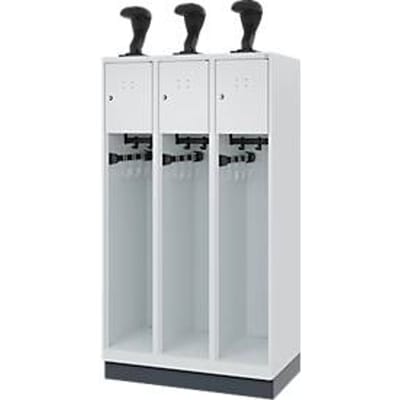Brandweerkluis C+P Evolo Youngster, 3 vakken, met helmhouder, met sokkel, B 900 x D 500 x H 1630 mm, RAL 7035 lichtgrijs/RAL 7016 antracietgrijs