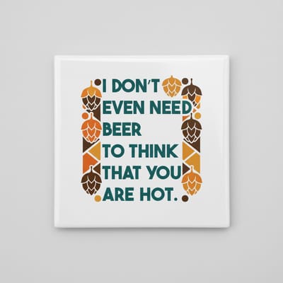 Grappige Bier Quote Keramische Tegel 15x15 cm – “I Don’t Even Need Beer to Think That You Are Hot” | Humoristisch Cadeau & Woondecoratie