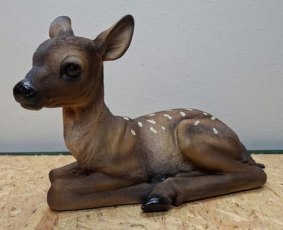Realistisch Reekalfje – Liggend Hertje met Stippen – 34 cm Lang – Handbeschilderd Polystone – Tuinbeeld & Woondecoratie