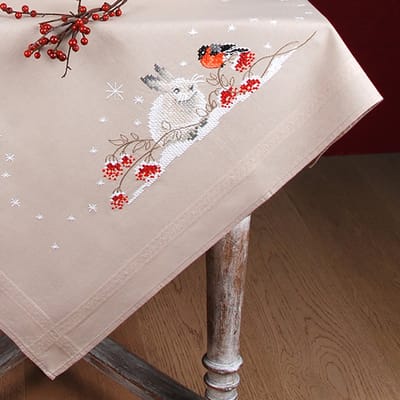 Vervaco - Tafelkleed kit - Kerst - Sneeuwhaas en goudvink - PN-0191788 - Borduren - Borduurpakket - Borduurpakket volwassenen - Borduurpakket kind