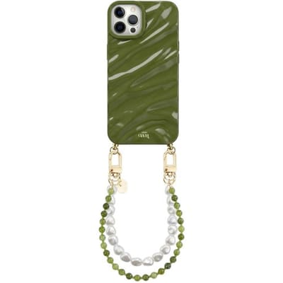 xoxo Wildhearts Green Glaze telefoonhoesje met koord - geschikt voor iPhone 12 Pro Max - Deep Olives & Pearls - Dream hoesje met telefoonkoord - Glimmende silicone case met plooien - Kralenketting met korte parelketting - Groen