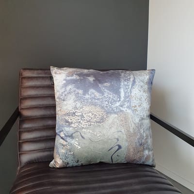 Unique Living Kussen – Sierkussen – Kussens Woonkamer – Velvet – Marmer – Luxe Kussen – 45x45 cm – (Licht)Blauw – Grijs – Goud – Mineraal Blauw