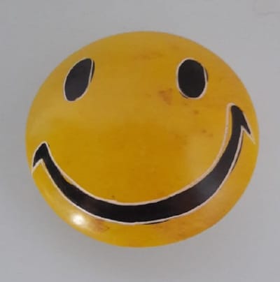 Nog meer sfeer in uw woonomgeving met deze prachtig handgemaakte smiley! Een bijzondere smiley gemaakt van speksteen, een zachte natuursteen. Vind een gezellig plekje in je huis, serre/tuinkamer of in de werkkamer. Voor uzelf of Bestel Een Kado.