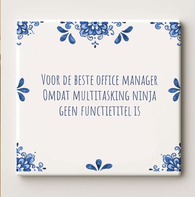 Keramische Kantoor Tegel 15x15cm – “Voor de Beste Office Manager, Omdat Multitasking Ninja Geen Functietitel Is” – Grappig Bedankt Cadeau