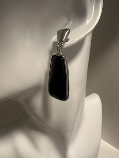 Zwarte trapezevormige oorbellen | Make up | Parfum | Moederdag | Verjaardagscadeau| Cadeautje| Valentijnsdag| Kado | sieraden | vaderdag | oorbellen | oorsieraden