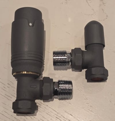 Thermostatische Radiatorkraan Hoekmodel Antracietgrijs 15mm Set met Afsluitkap