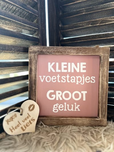 Creaties van Hier – Tekstlijst Kleine voetstapjes met hartje - baby roze - 20 cm – Kraamcadeau - baby