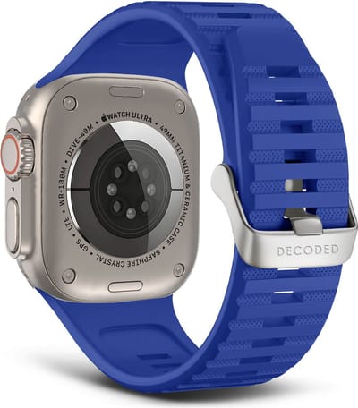 DECODED Siliconen Ultra Sport Bandje - Geschikt voor Apple Watch Grote Series 1-9 / SE / Ultra Modellen - Waterproof en Sterke Sluiting - Galactic Blauw