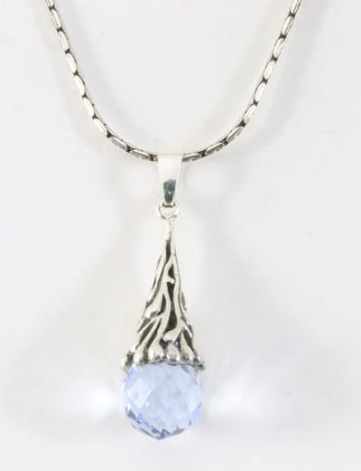 Bewerkte zilveren hanger met aquamarijn aan ketting