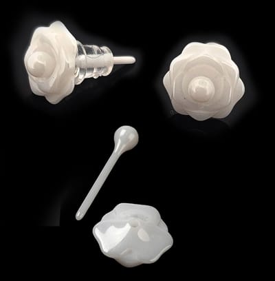 Witte oorknopjes - bolletje met losse bloem - unisex - keramisch staal - zirkonia keramiek