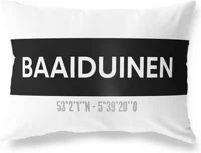 Tuinkussen BAAIDUINEN - FRIESLAND met coördinaten - Buitenkussen - Bootkussen - Weerbestendig - Jouw Plaats - Studio216 - Modern - Zwart-Wit - 50x30cm