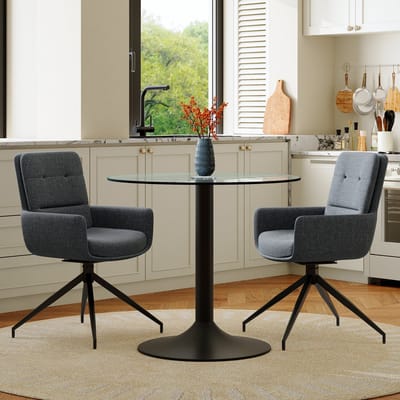 Eettafelset: Ronde eettafel van gehard glas in een elegante, luxueuze stijl met een zwart metalen onderstel, en twee bijpassende donkergrijze eetkamerstoelen met stoffen bekleding die 360° draaibaar zijn.