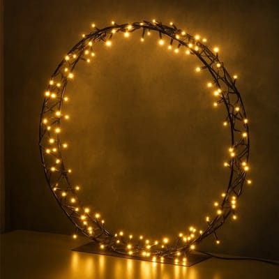 Lomera Kerstkrans op Standaard - Krans 300 LED Verlichting - Deurkrans - Warm Wit Licht - Automatische Timer - Metalen Standaard - Binnen en Buiten - IP44 Adapter - 6 Uur aan Timer - 18 Uur Uit Timer