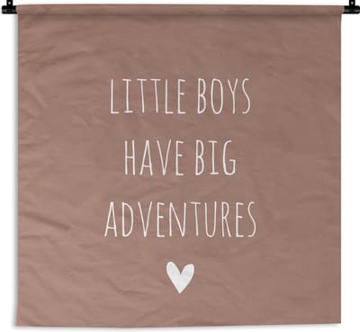 Wandkleed - Wanddoek - Engelse quote "Little boys have big adventures" met een hartje tegen een bruine achtergrond - 150x150 cm - Wandtapijt