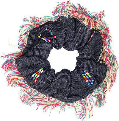 Haarsoires Haarelastiek Scrunchie – Ibiza Kralen & Franjes – Jeans Stof – Blauw - Haarkrinkel - Haar Elastiek met Stof - Zacht & Haarvriendelijk