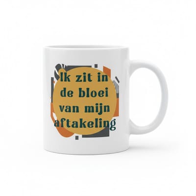 Grappige Nederlandse Tekst Mok “Ik Zit in de Bloei van Mijn Aftakeling” – Retro Grafisch Ontwerp – Humoristische Koffiemok – 330 ml