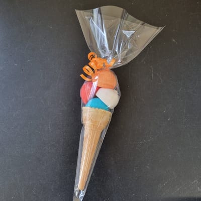 10 stuks WK Voedbal ijshoorntjes met spekbollen in driekleur plus oranje voor WK voetbal of Koningsdag spek-ijsjes speksnoep traktatie