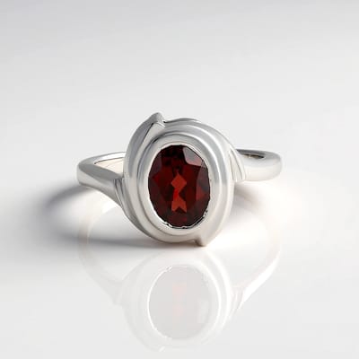 Cavill - Zilveren Ring met Mozambique Granaat 1,5 ct - 925 Sterling Zilver Geplatineerd - Ovale Edelsteen - Elegante Bezel Zetting - Luxe Sieraad