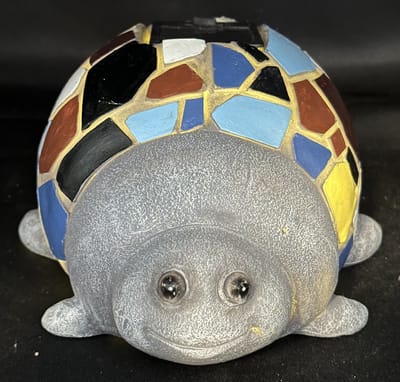 Polyresin solarlamp "schildpad met mozaiek" - meerkleurig - met 1 warme LED - staand model - hoogte 7 x 16 x 13 cm - Tuindecoratie - Tuinverlichting