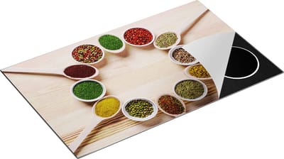 Chefcare Inductie Beschermer Kruiden in Lepels op een Houten Tafel - 85x52 cm - Afdekplaat Inductie - Kookplaat Beschermer - Inductie Mat