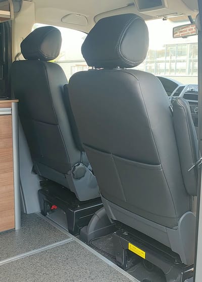 Pasvorm stoelhoezen Volkswagen T5 2003-2015 (geschikt voor 2 stoelen) - Kunstleer zwart
