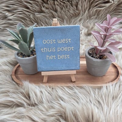Robuust wenstegeltje “oost west thuis poept het best” – Humoristische Wanddecoratie & Cadeau – Cadeau vrienden,zomaar – Humor tegeltje - Grappige tekst tegel – WC decoratie humor – Decoratief Tegeltje met Standaard – Cadeau Idee