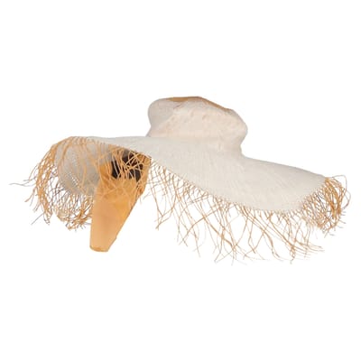 Jacquemus hoed met brede rand en bijpassende sjaal van witte raffia en zijde.
