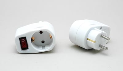 Stopcontact adapter - 2x - wit - met randaarde en schakelaar - verdeelstekkers