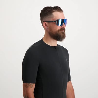 BBB Cycling Fietsbril Heren en Dames - Fiets Zonnebril met Grote Lens voor 100% UV Bescherming - Duurzame Sportbril Full Frame - Mat Zwart Blauw - Chester BSG-69