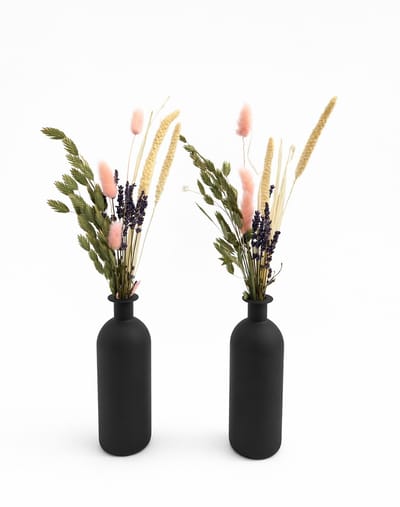 Droogbloemen in mat zwarte vaas.