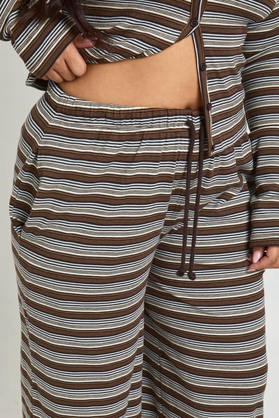 boohoo Dames Plus Gestreepte Wijde Pijpen Broek | Koffie | Maat: 44