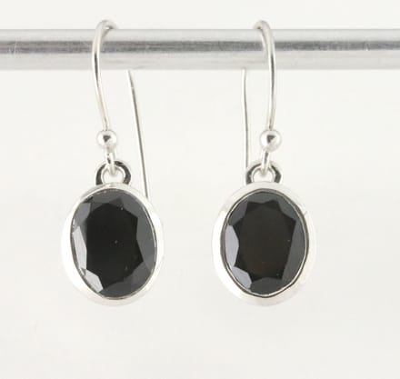 Zilveren oorbellen met zwarte spinel