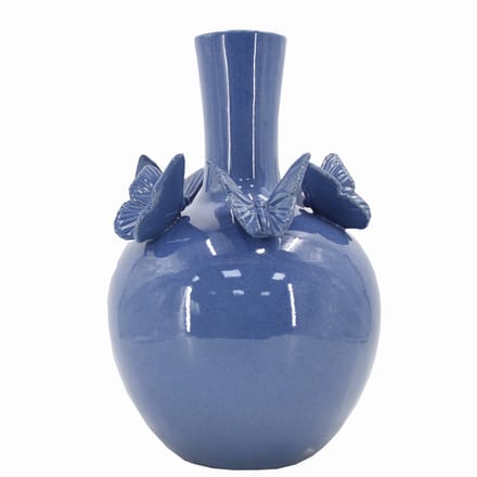 Mooie blauwe bolvaas van keramiek met vlinders
