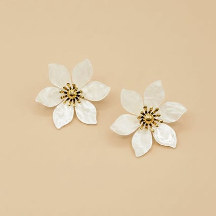 Dames Bloem Oorbellen met Parelmoer Effect – Goudkleurige Statement Oorbellen RVS 4 cm