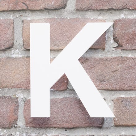 Huisnummer Arial K wit - Maat: Middel (15 cm) - blinde bevestiging - Huisnummerbord -