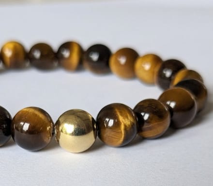 Tijgeroog-edelsteen-armband-maat-19-met-goldplated-kraal-8mm
